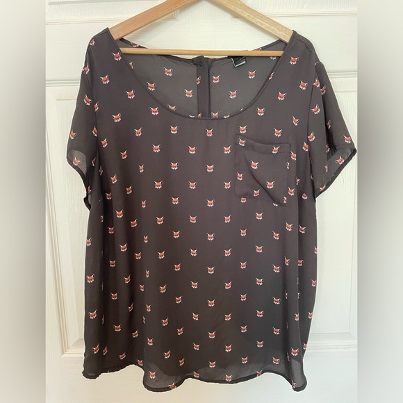 Women’s shortsleeved, “Torrid,” “foxy” black blouse - Picture 2 of 8